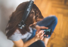 FONOAUDIÓLOGAS DA VIDA OTORRINO FAZEM ALERTA SOBRE FONES DE OUVIDOS: ‘SÃO OS VILÕES DA AUDIÇÃO’