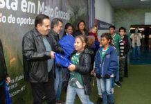 Crianças de Diamantino recebem kits educativos sobre combate ao trabalho infantil em visita à Arena Pantanal